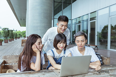 大学生创业校园年轻创业团队讨论项目背景