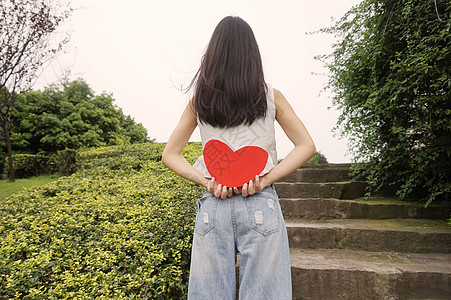 七夕美女拿爱心表白图片