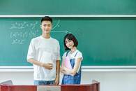 大学教室男女同学黑板前学习图片