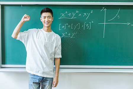 教室大学男生黑板前学习背景图片