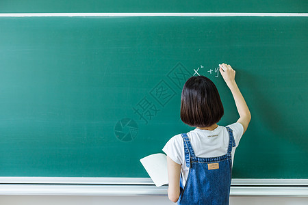 学生写书法教室大学女生黑板前学习背景