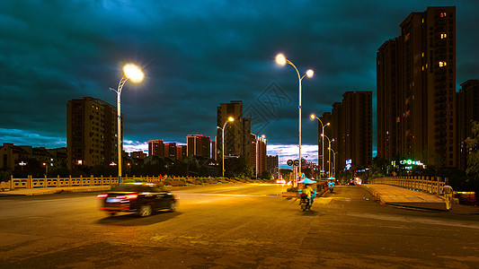 夜晚乌云风雨欲来的黄昏街道背景