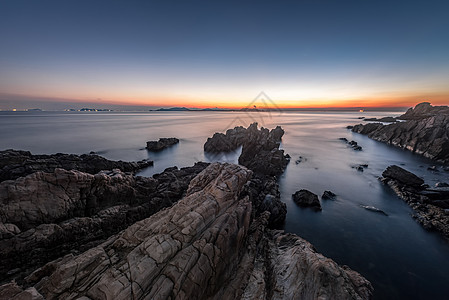 蓝天白云大海大海与岩石的守望背景