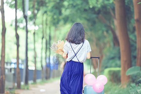 小清新女抱花女孩的走动的飘逸背影背景