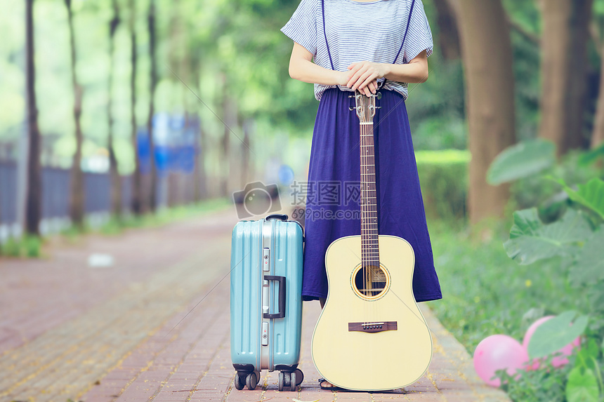 小道上的吉他女孩行李箱图片