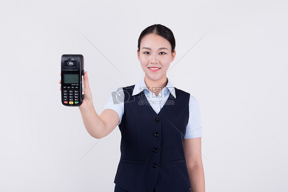 展示POS机刷卡的客服职业女性图片