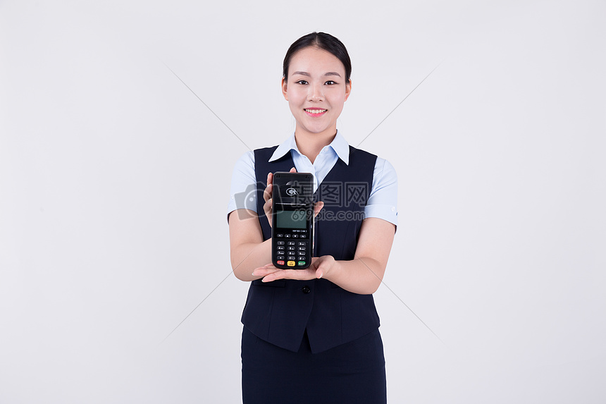 展示POS机刷卡的客服职业女性图片