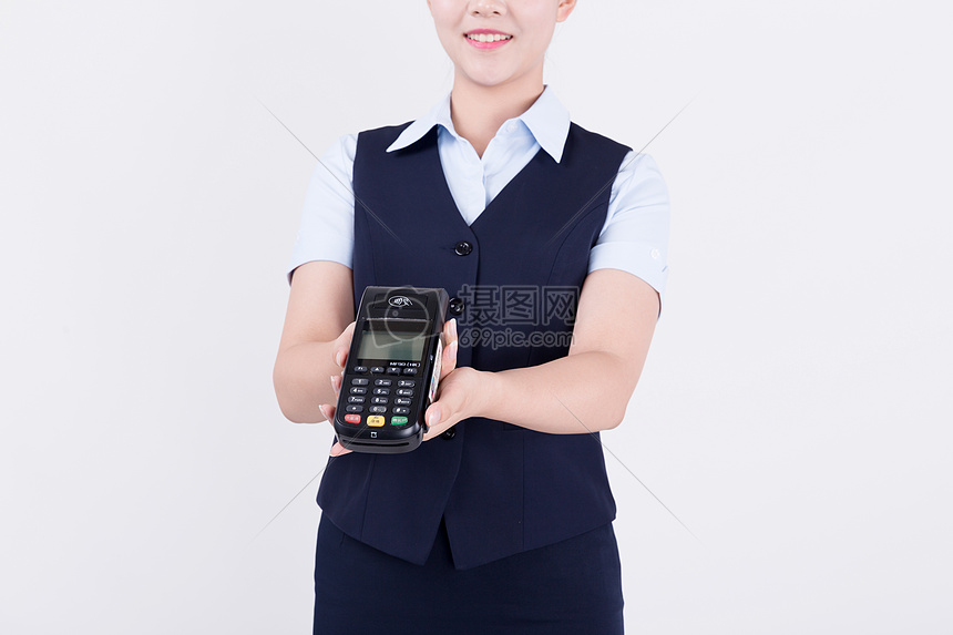 展示POS机刷卡的客服职业女性图片