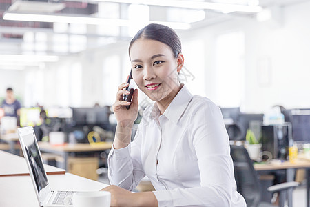 女职员开放区域办公打电话的白领女性背景