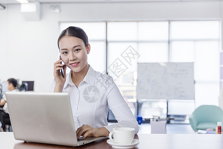 企业团队开放区域办公打电话的白领女性背景