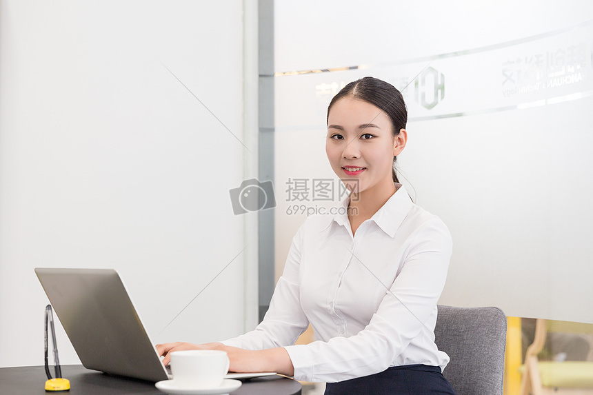会议室里忙碌办公的职业女性图片