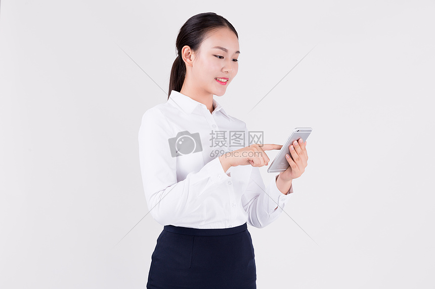 使用手机的办公室职业女性图片