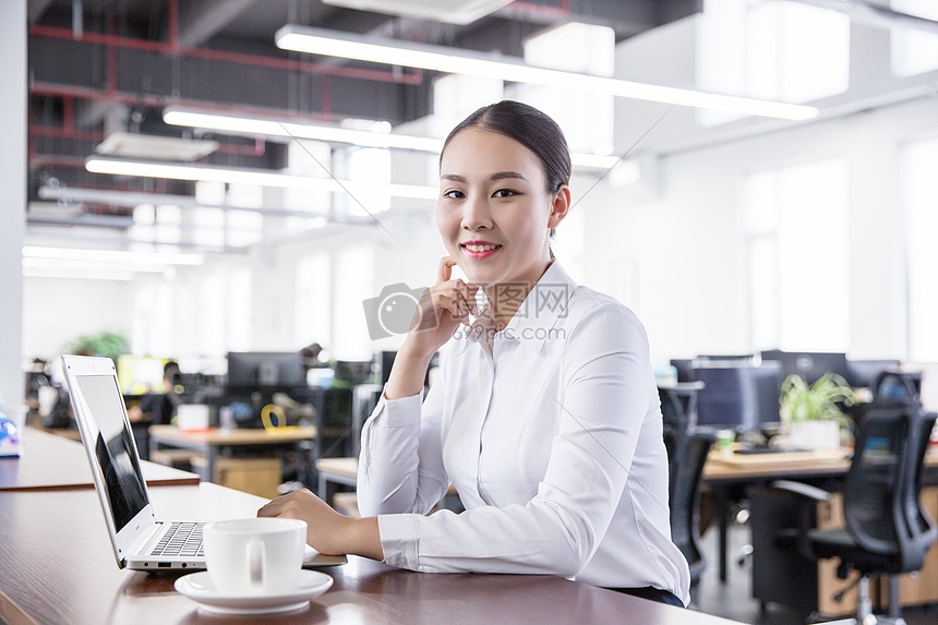 开放办公的商务职业白领女性图片