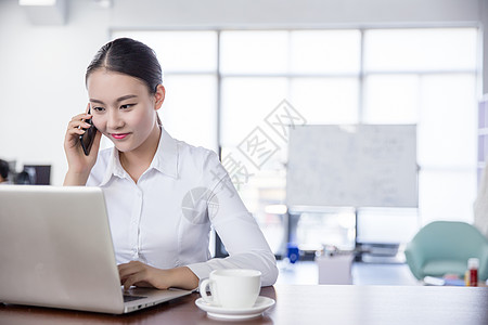 电话客服人员开放区域办公打电话的白领女性背景