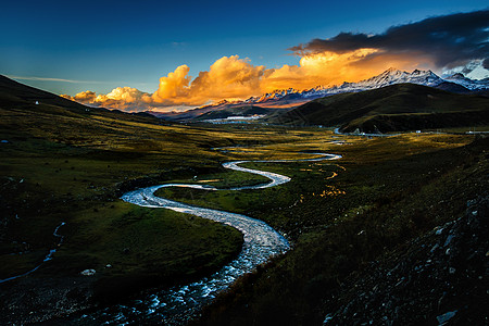 黄昏草地康定木格措夕阳雪山美景背景