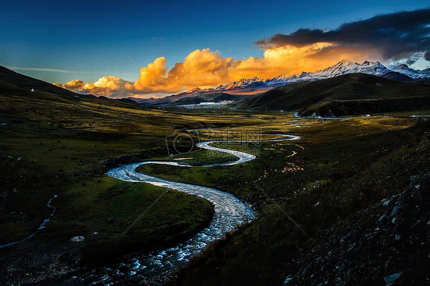 康定木格措夕阳雪山美景图片