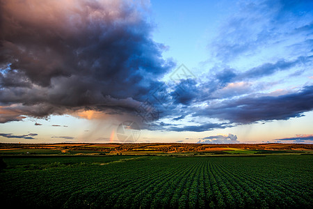 乌云下雨黑龙江农场夕阳美景背景