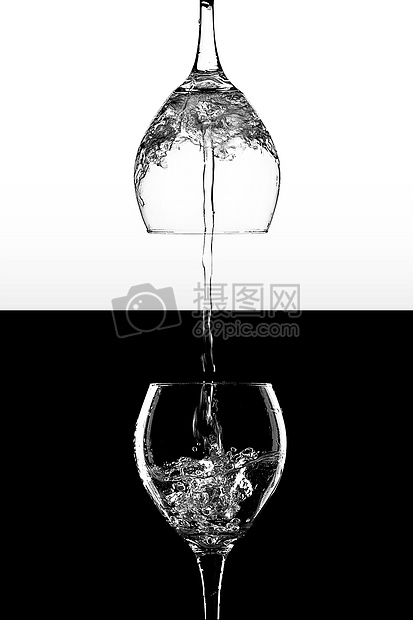 黑白背景中流着水的玻璃杯图片