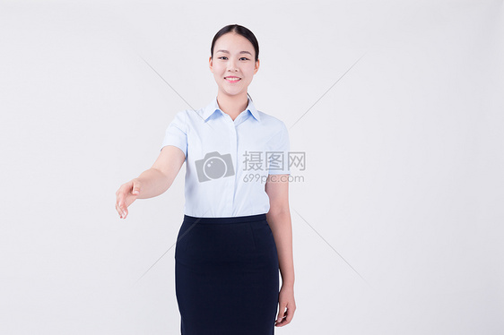 伸手握手动作的职业女性形象
