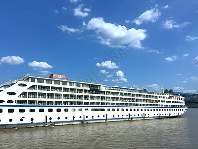重庆长江三峡水面上的游轮背景图片