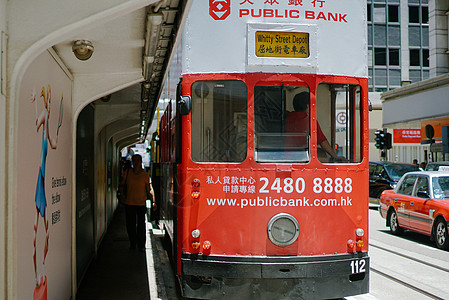 停靠在路边的香港叮叮车图片