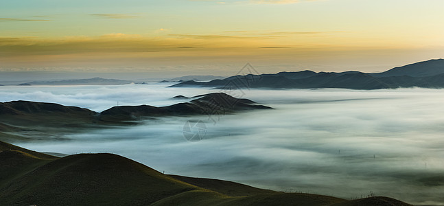 秋天草地云海翻腾九曲湾背景