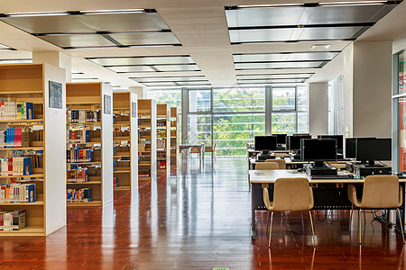 宽敞明亮的图书馆阅览室高清图片