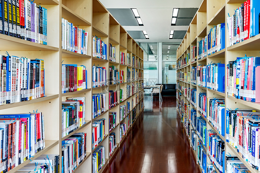 宽敞明亮的图书馆阅览室图片