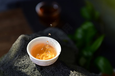 一杯茶白瓷杯红茶高清图片