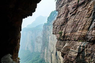 河南新乡万仙山的悬崖峭壁图片