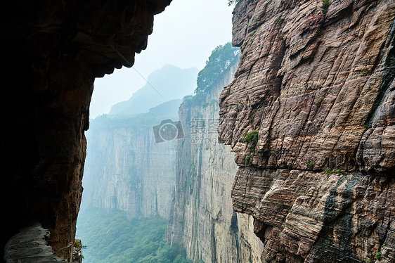 河南新乡万仙山的悬崖峭壁图片