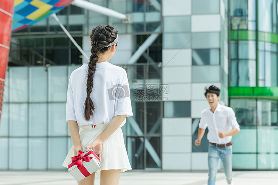 情人节女人给男人准备惊喜图片