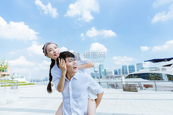 情人节情侣背起快乐游玩素材