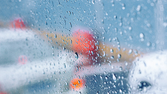 车窗外的雨珠图片