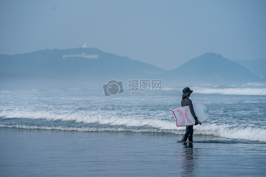 日本海边冲浪图片