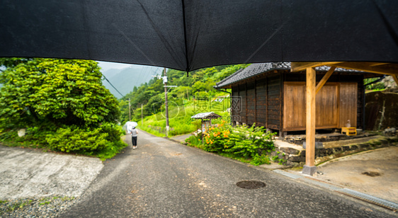 雨后伞下的乡村景色图片