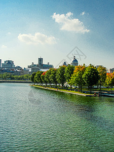 蓝天绿水加拿大蒙特利尔的河边风景背景