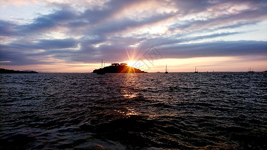 太湖日出之金光铺水面背景图片