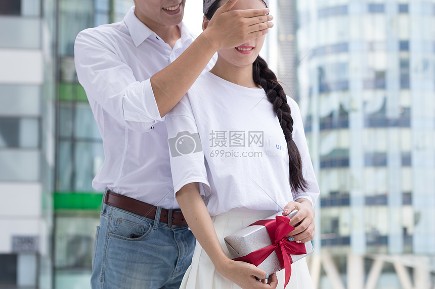 男生蒙眼睛送礼物给女生