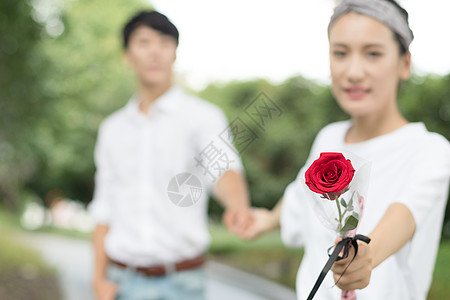 男生送女友礼物男生送玫瑰花给女生背景