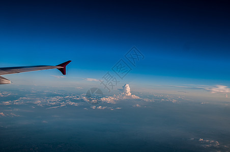 飞机美图三万英尺以上的天空背景