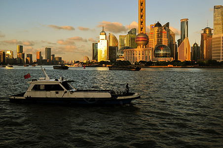 上海黄浦江傍晚的客船图片