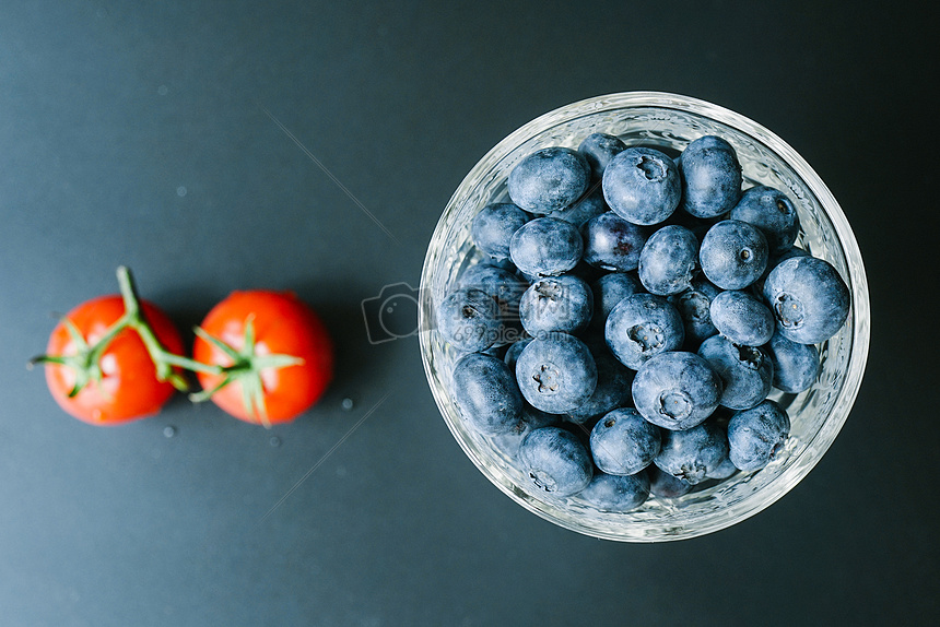 一杯蓝莓和小番茄图片