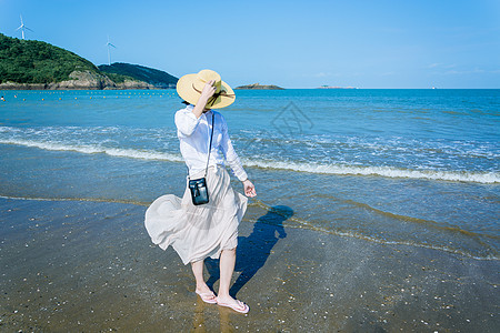 漫步海边海边的女孩背景