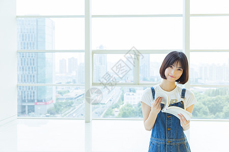 女生阅读看书大学女生教学楼学习看书背景