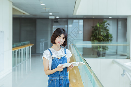 大学女生教学楼学习看书图片