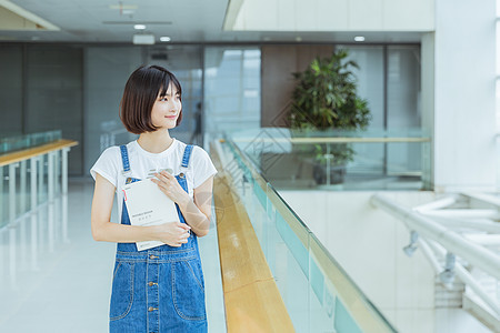 大学女生教学楼学习看书文静高清图片素材