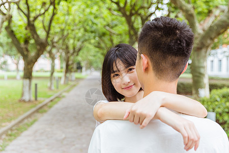 男生送礼物情人节校园情侣拥抱背景