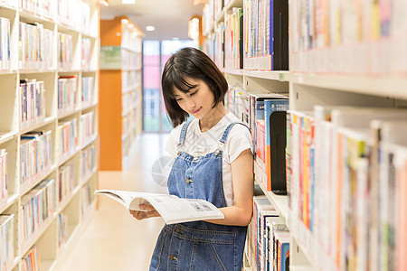 看书的女生大学女生图书馆学习背景