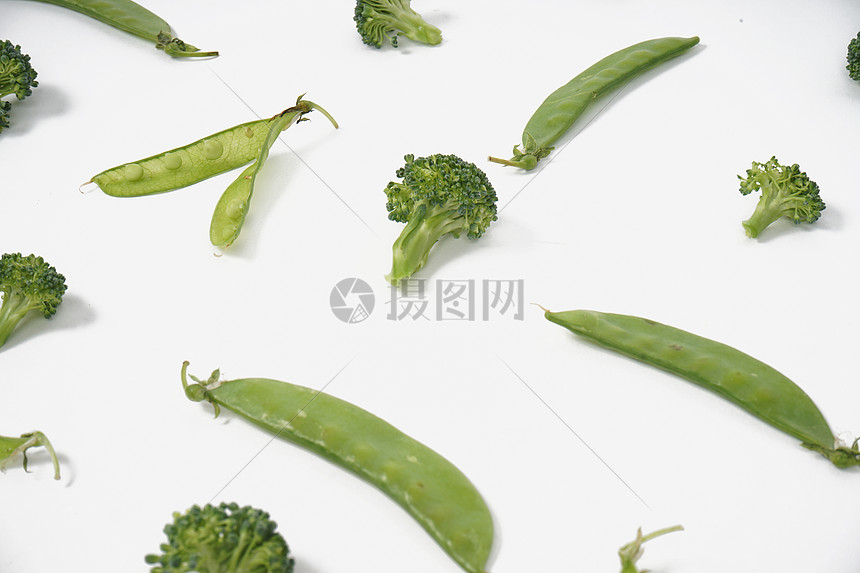 豆荚和西兰花创意摆放图片